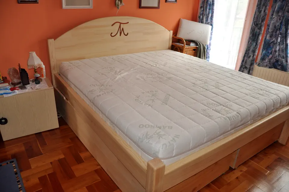 Ami a képen látszik: ágyak.