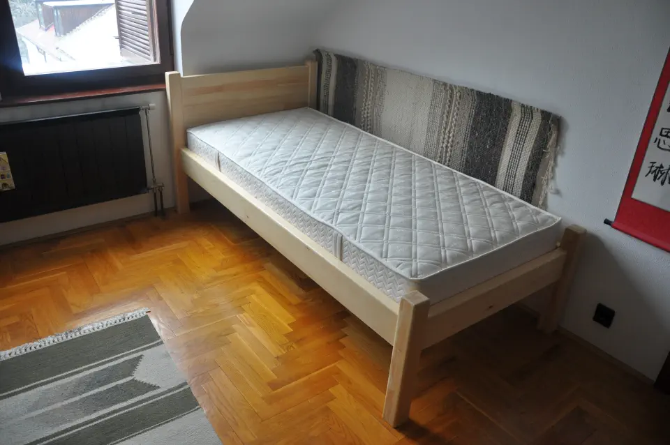 Ami a képen látszik: ágyak.