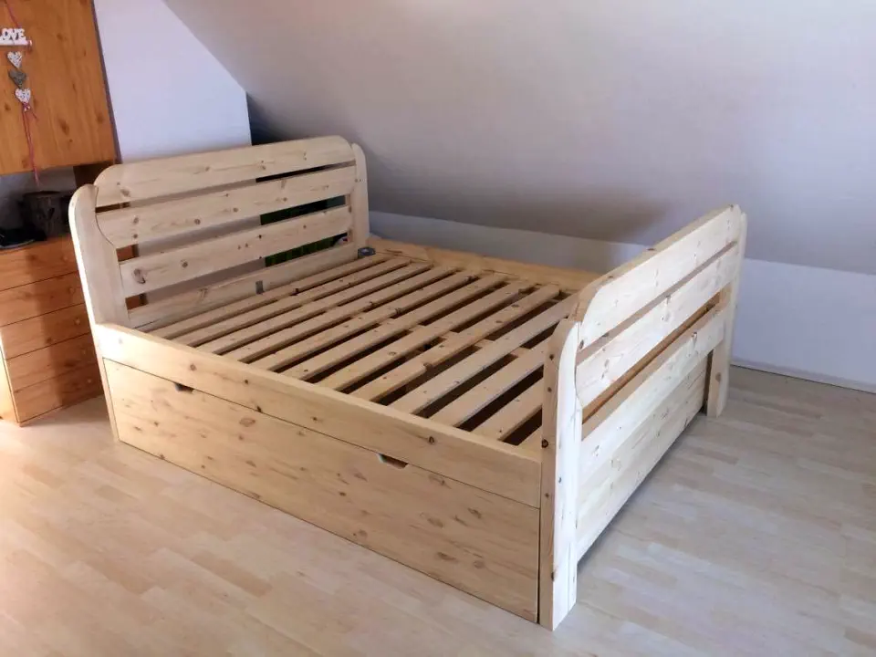 Ami a képen látszik: ágyak.