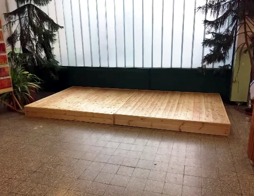 A képen egy fából készült énekkari dobogó látszik.