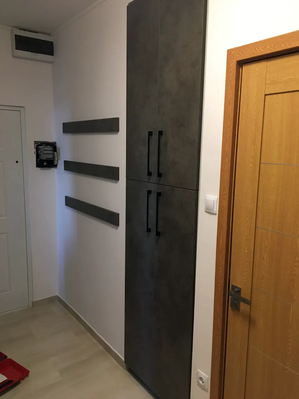 Ami a képen látszik: előszoba.
