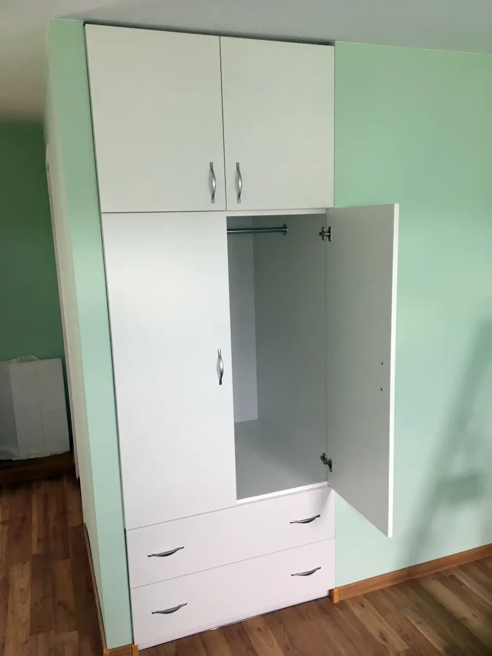 Ami a képen látszik: előszoba.