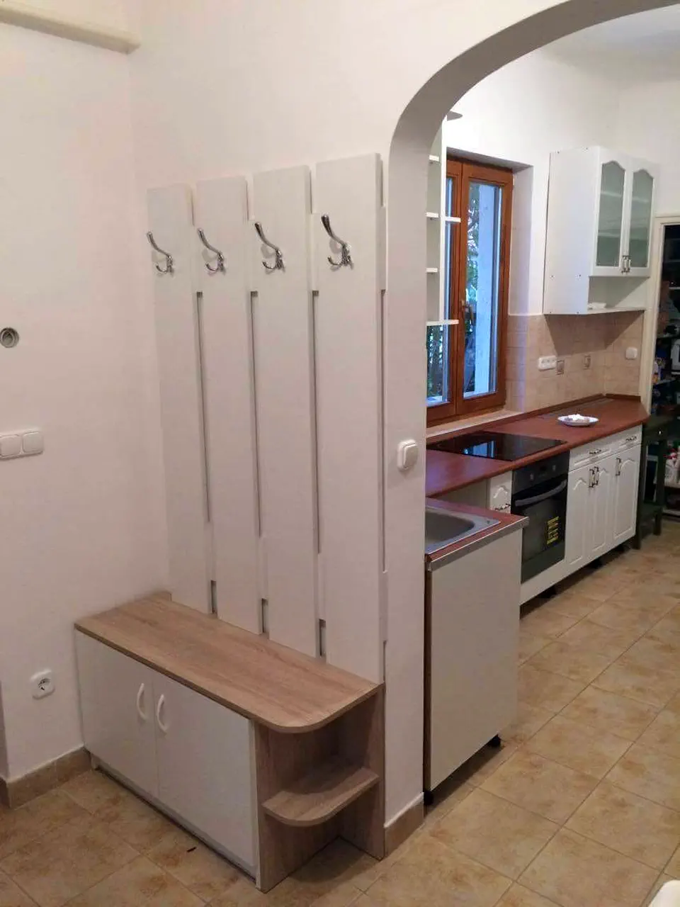 Ami a képen látszik: előszoba.