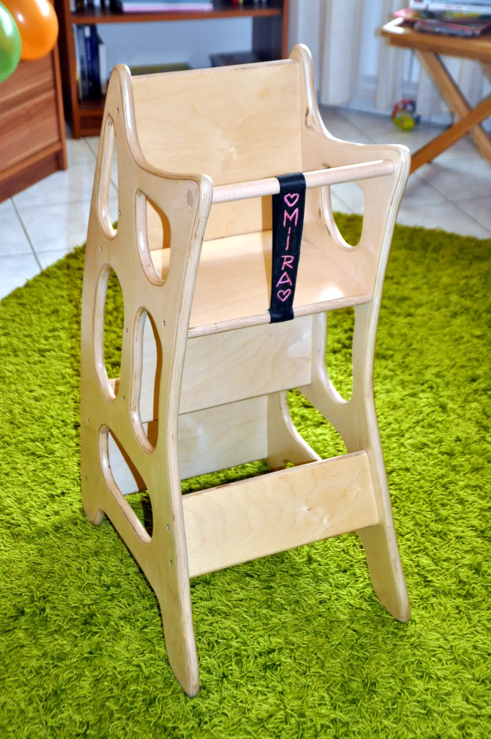 Ami a képen látszik: etetőszék.