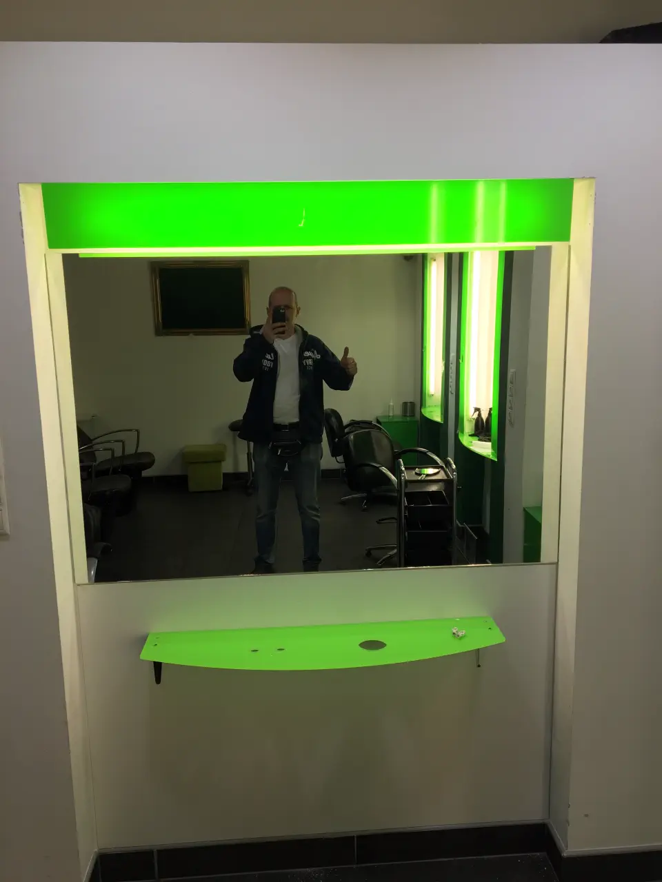 Ami a képen látszik: fodrász üzlet.
