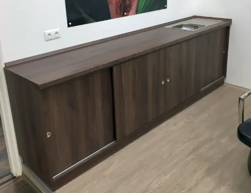 A képen egy forászok számára készült fa tárolószekrény látszik.