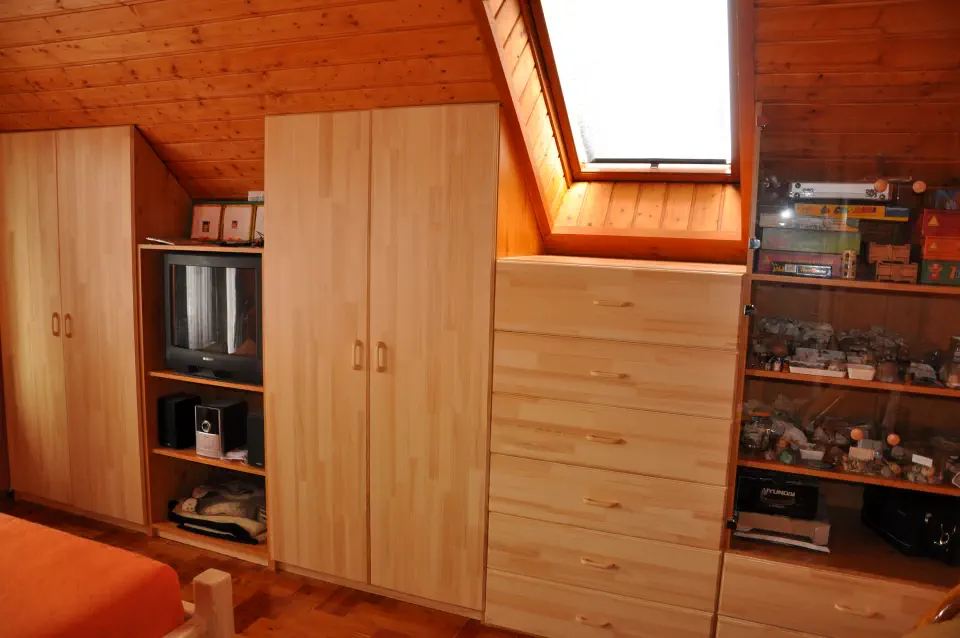 Ami a képen látszik: gardrób.