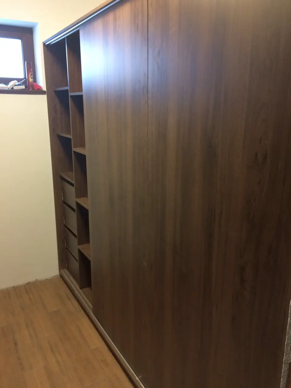 Ami a képen látszik: gardrób.