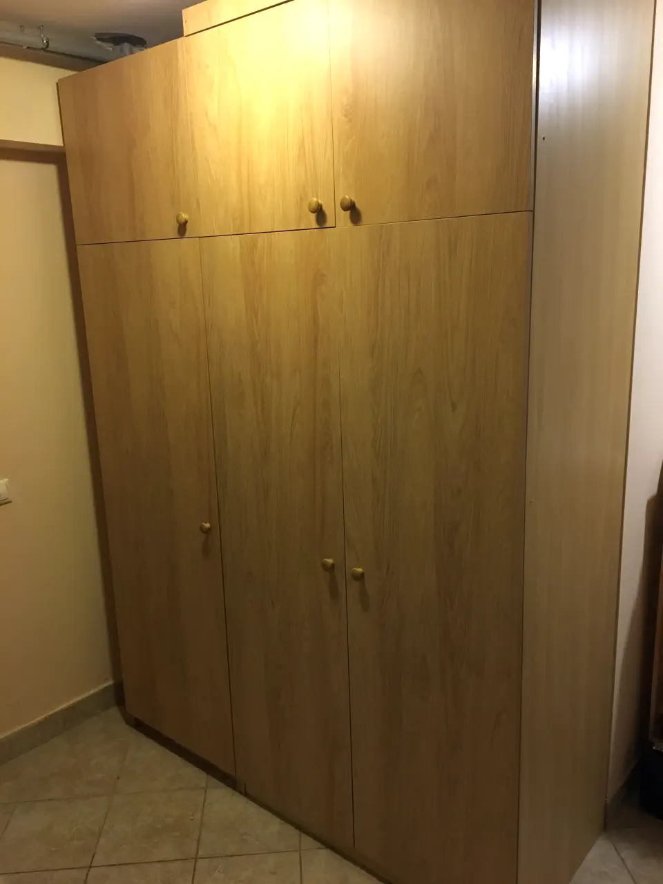 Ami a képen látszik: gardrób.