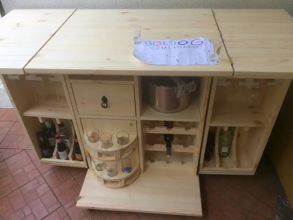Ami a képen látszik: italtárolók és -kínálók.