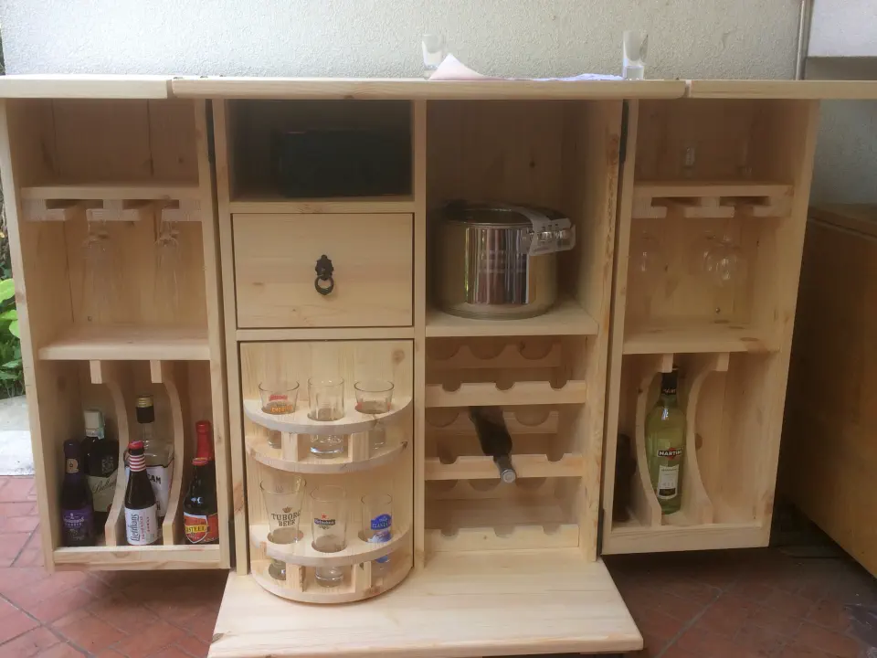 Ami a képen látszik: italtárolók és -kínálók.