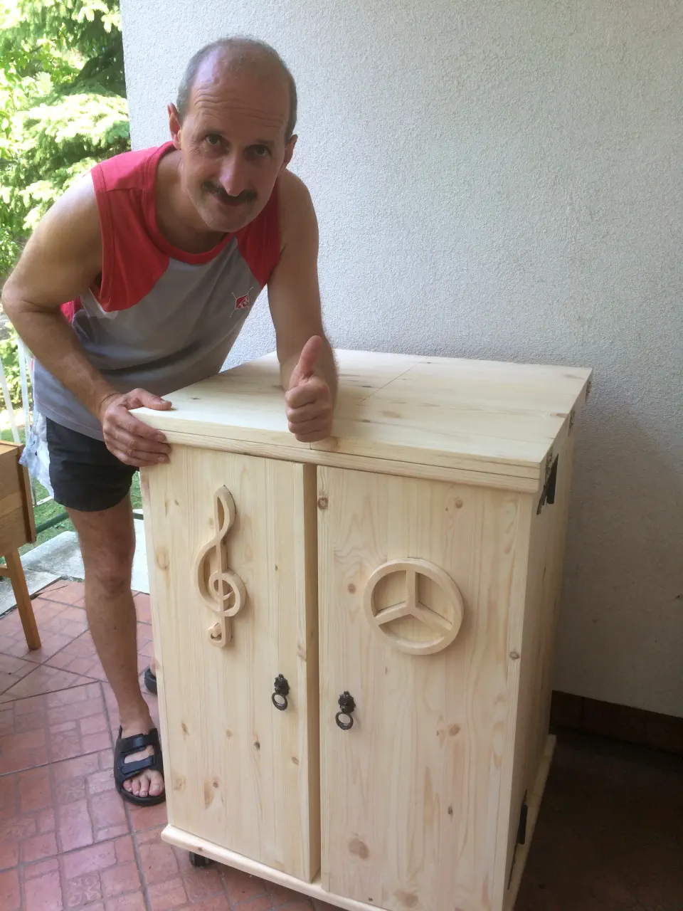 Ami a képen látszik: italtárolók és -kínálók.
