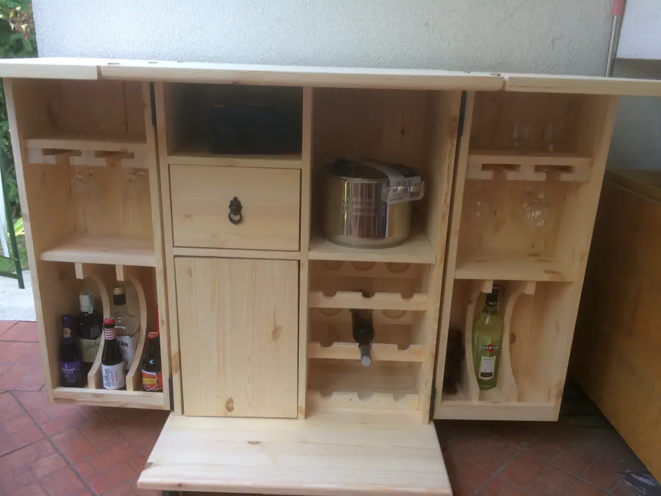 Ami a képen látszik: italtárolók és -kínálók.
