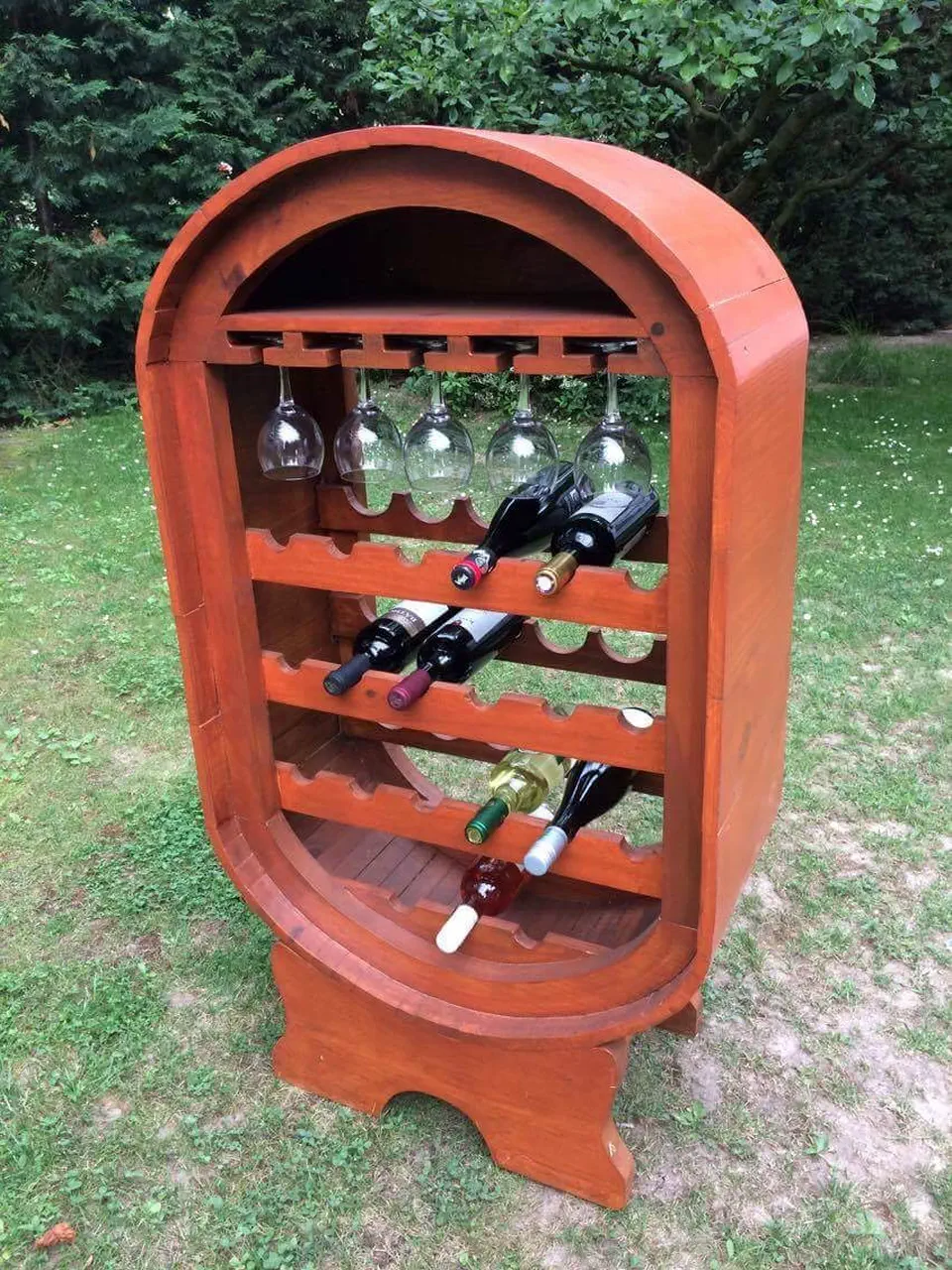 Ami a képen látszik: italtárolók és -kínálók.