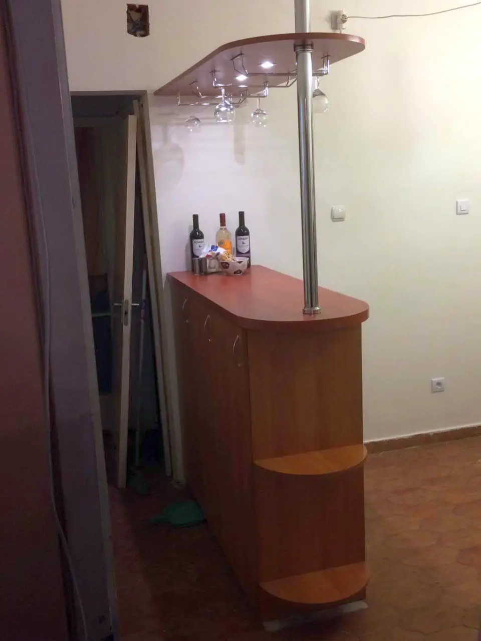 Ami a képen látszik: italtárolók és -kínálók.