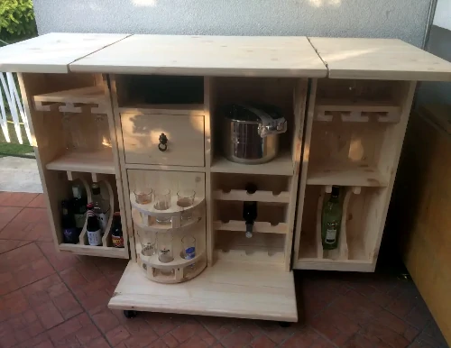 A képen egy hangulatos, fából készült italtároló és -kínáló szekrény látszik.