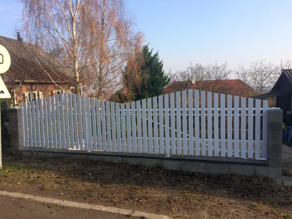 Ami a képen látszik: kerítés.