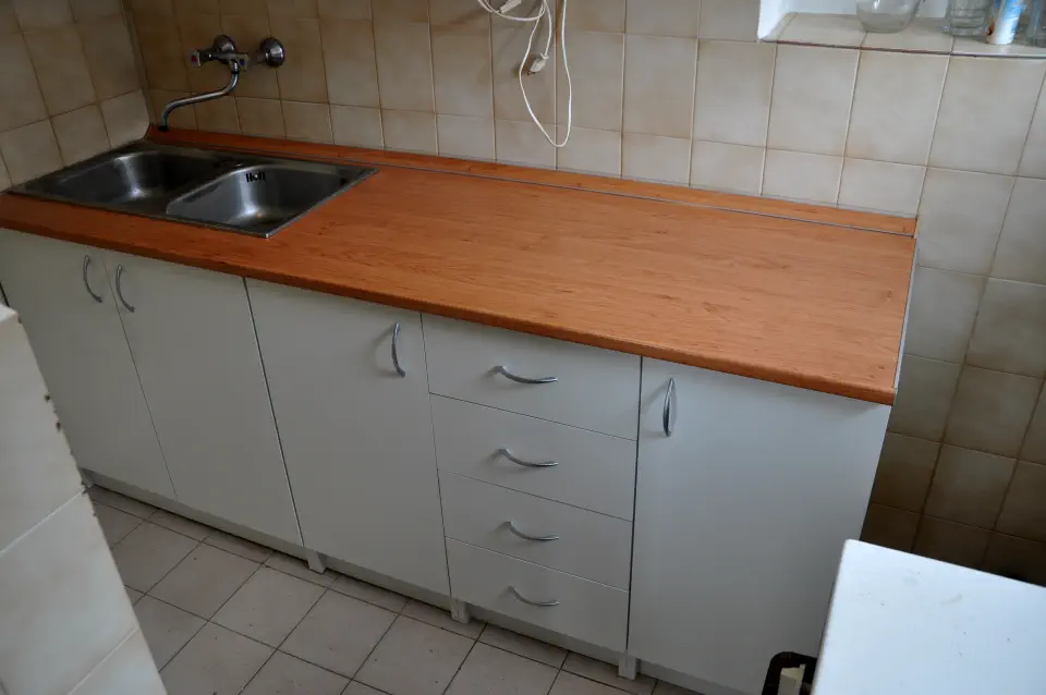 Ami a képen látszik: konyha.