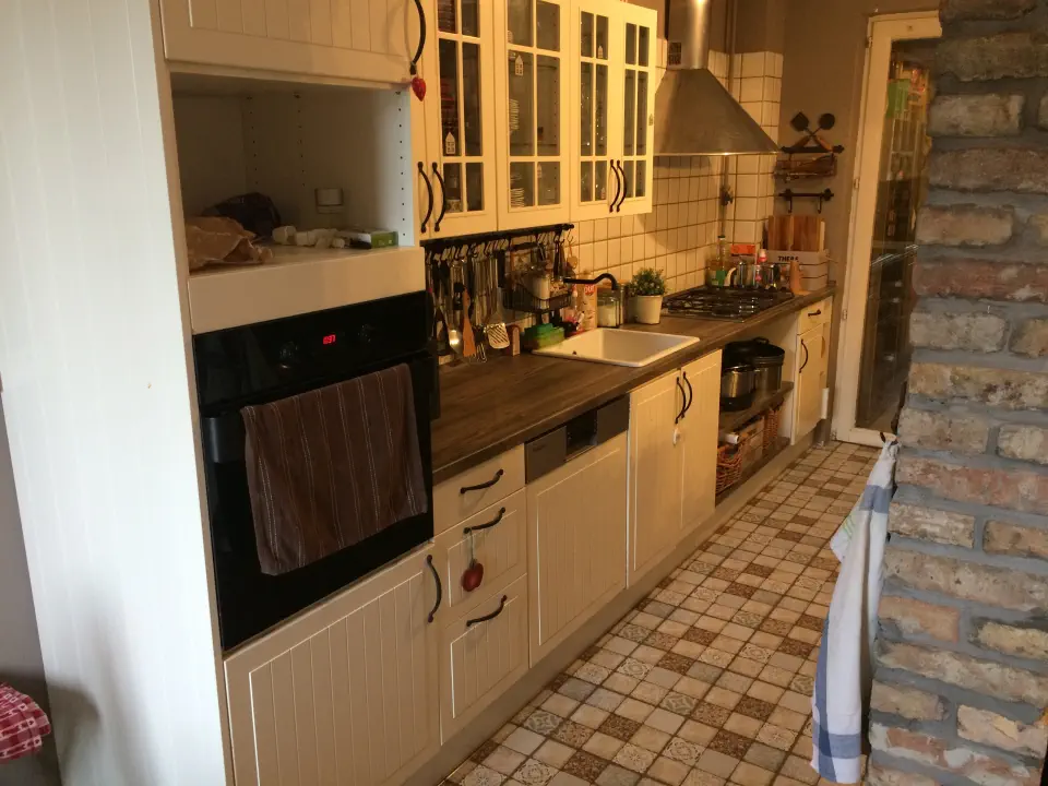 Ami a képen látszik: konyha.