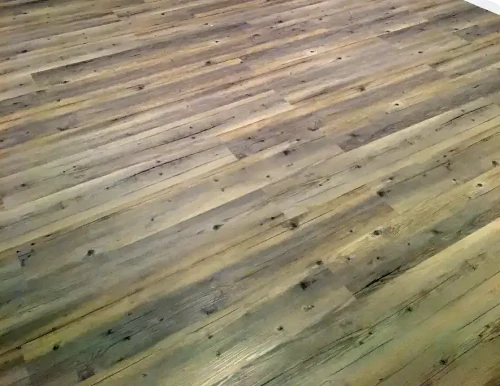 A képen egy szoba laminált padlója látszik.