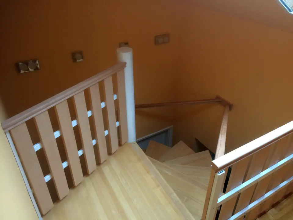 Ami a képen látszik: lépcsők.
