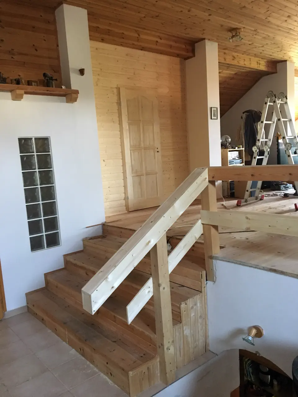 Ami a képen látszik: lépcsők.