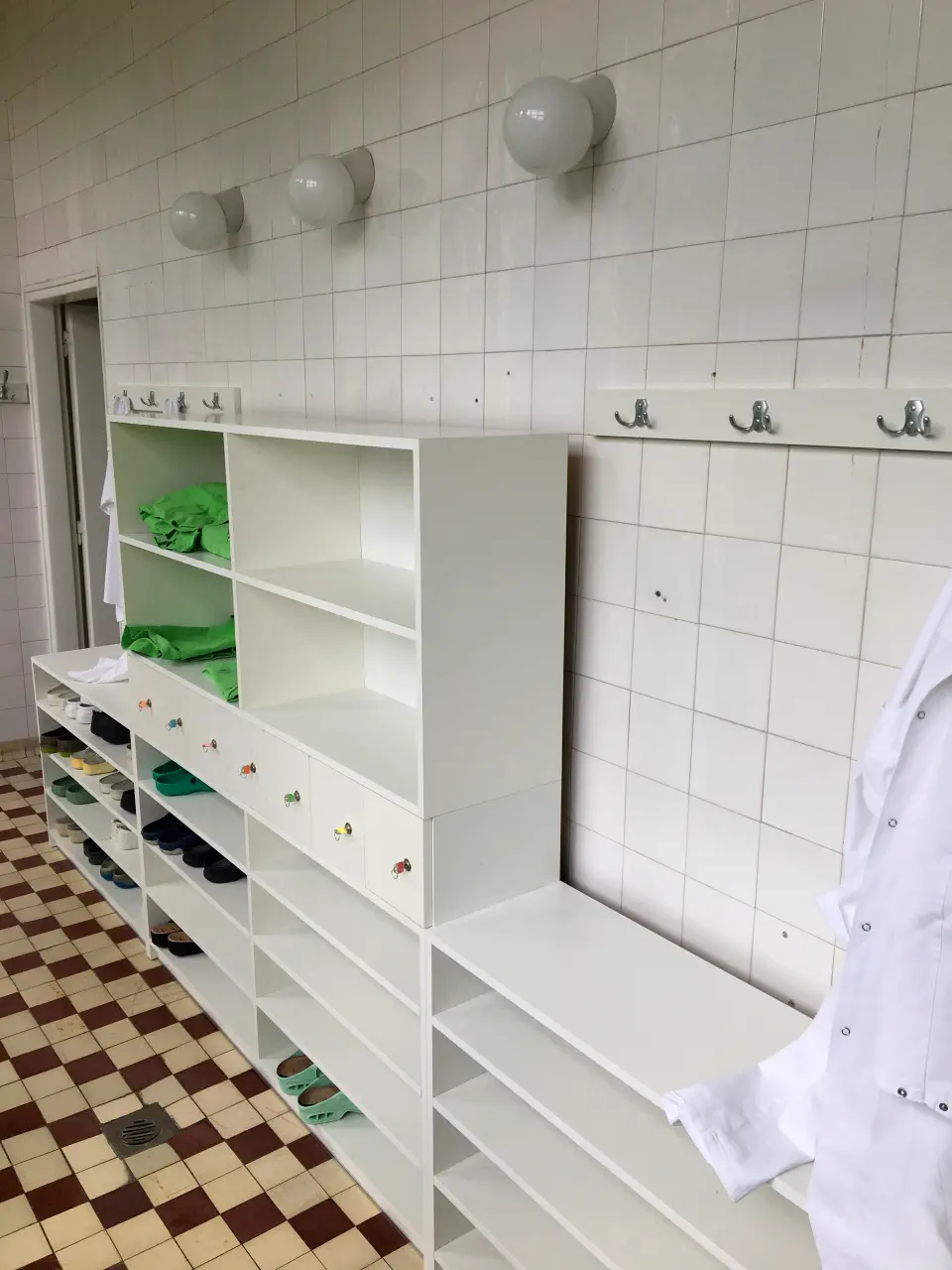 Ami a képen látszik: kórházi öltöző.