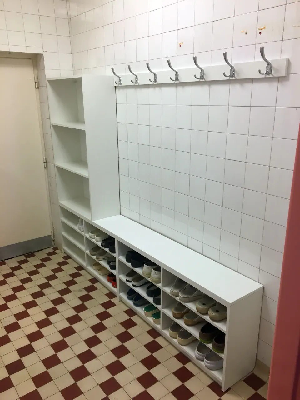 Ami a képen látszik: kórházi öltöző.
