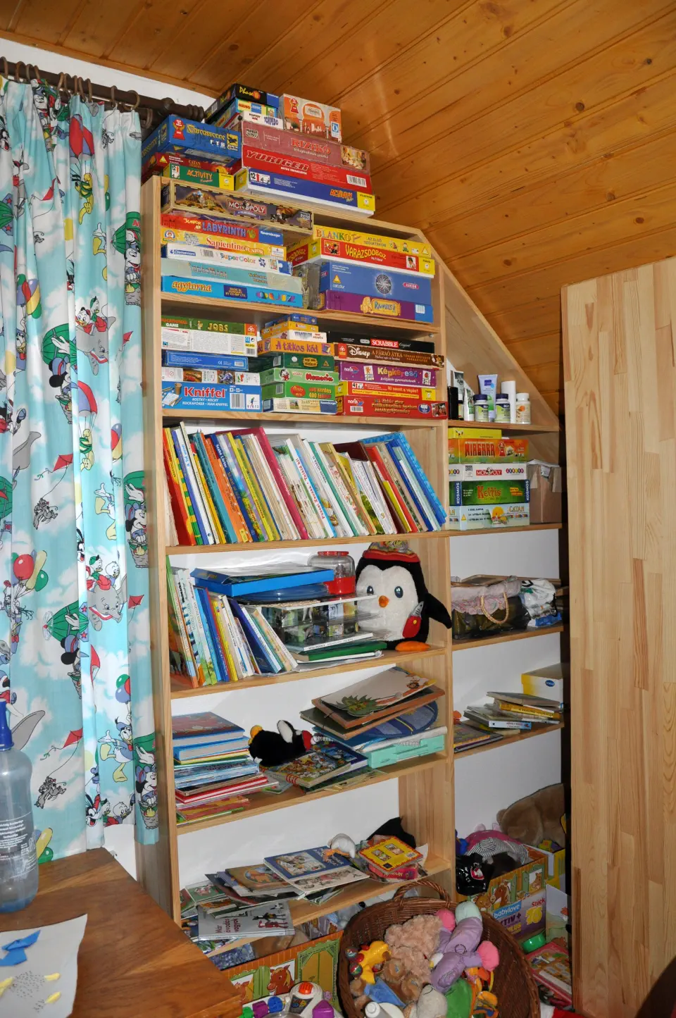 Ami a képen látszik: polcok.