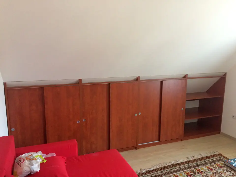 Ami a képen látszik: szekrények.
