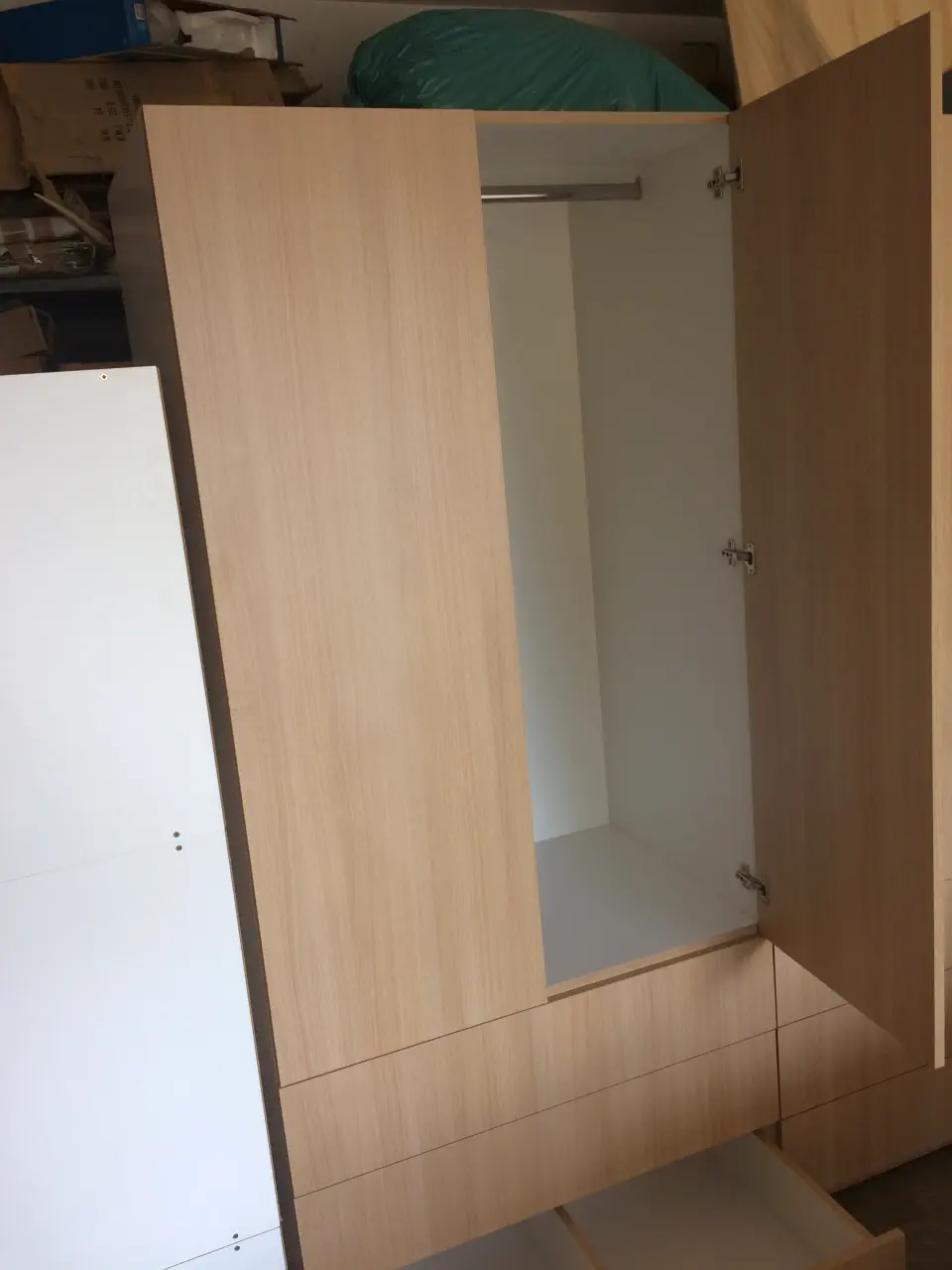 Ami a képen látszik: szekrények.