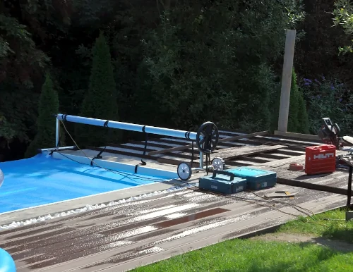 A képen egy WPC burkolatos medencepart látszik.