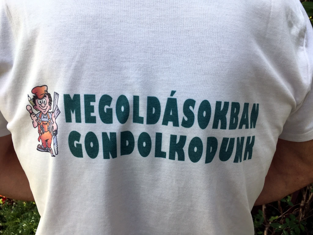 A képen a cég szlogenje látszik: megoldásokban gondolkodunk.